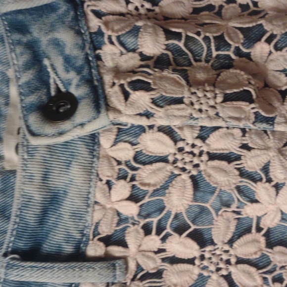 Roxy Crochet lace Jean Shorts Floral Lace Overlay Surf Skate Size 5 acid wash - Picture 3 of 8